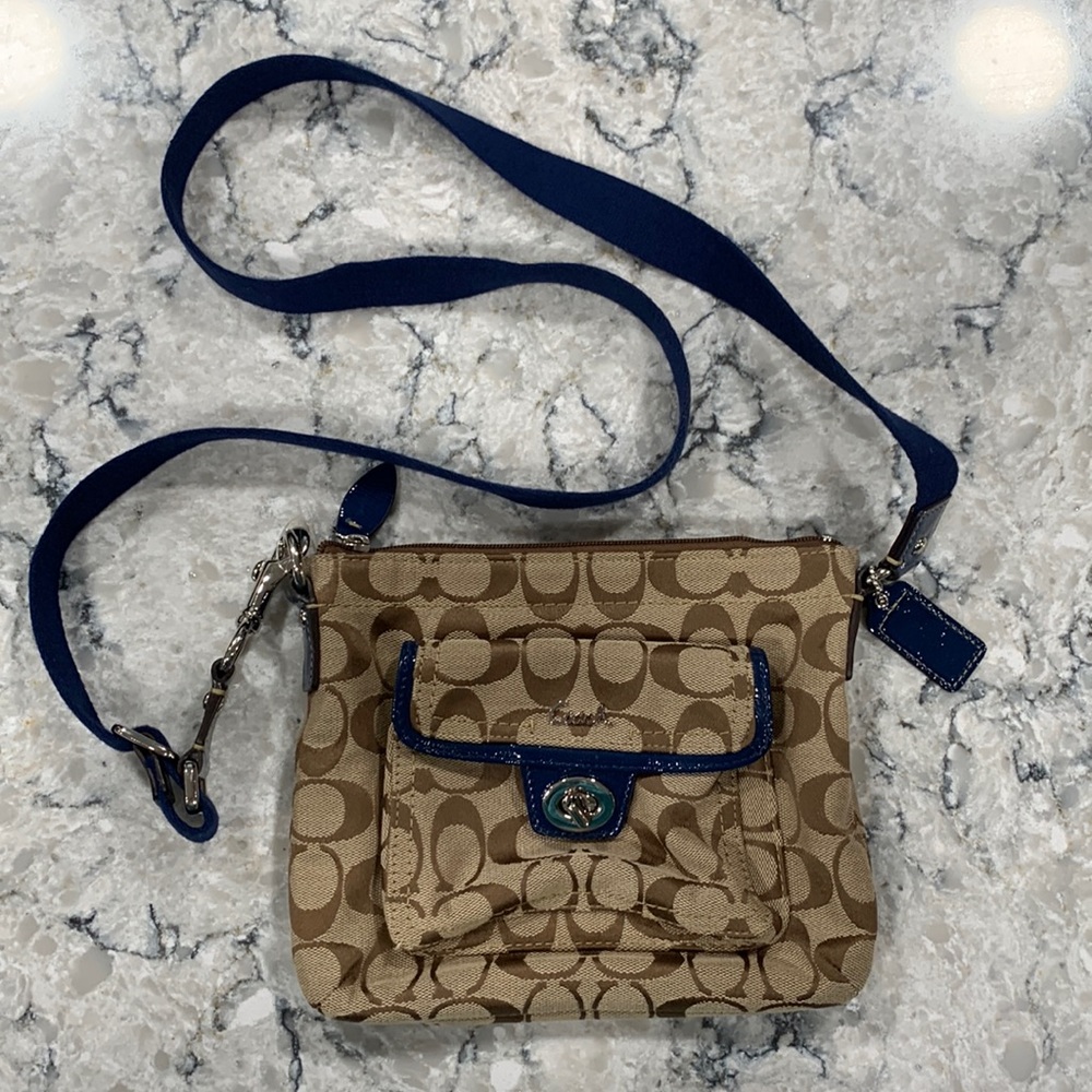 😍 Coach Signature Print Purse with Navy Accents 🤎💙🤎